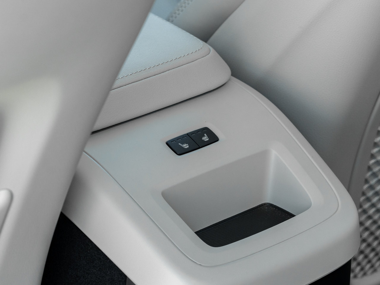 2026 Volvo XC60 Plug-In Hybrid T8 AWD Ultra Dark Theme-25