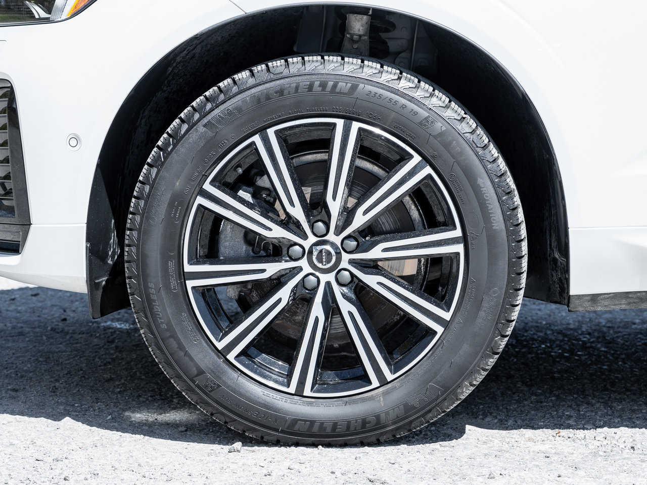 2026 Volvo XC60 Plug-In Hybrid T8 AWD Ultra Dark Theme-3