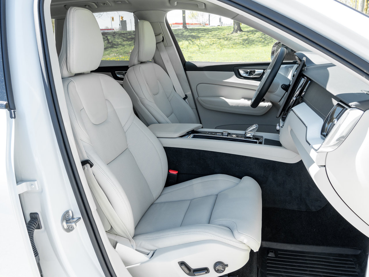 2026 Volvo XC60 Plug-In Hybrid T8 AWD Ultra Dark Theme-23