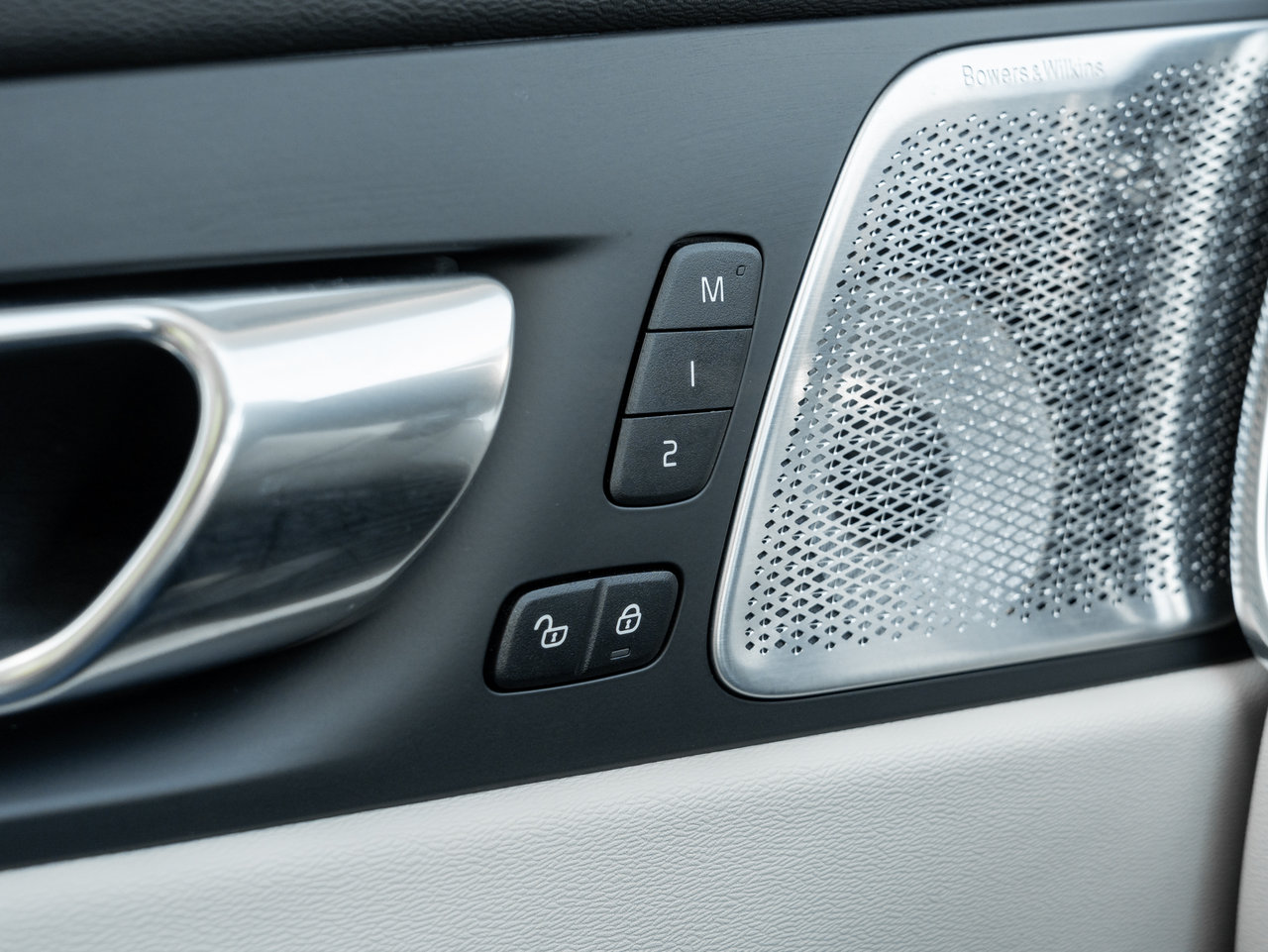 2026 Volvo XC60 Plug-In Hybrid T8 AWD Ultra Dark Theme-15