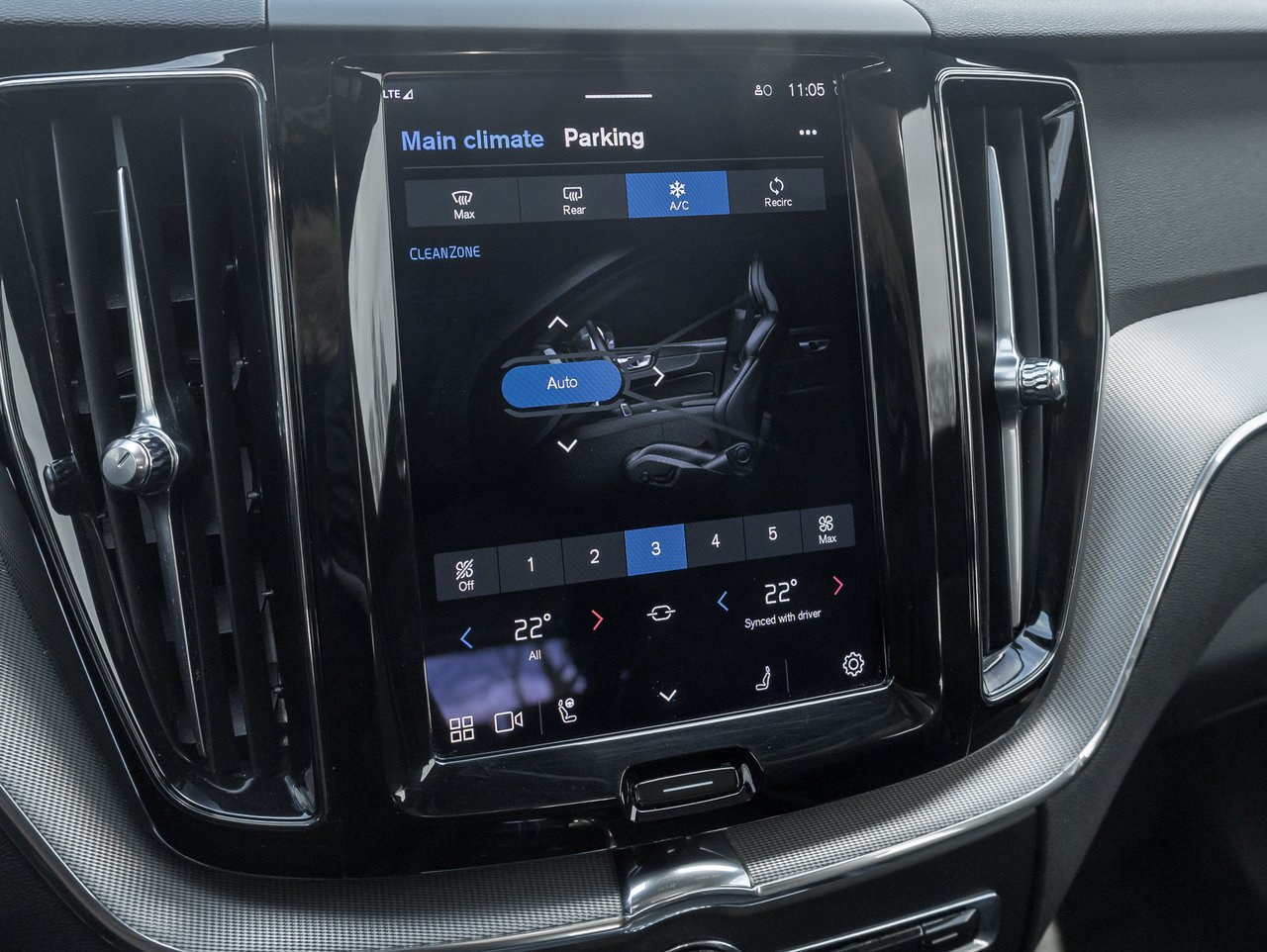 2022 Volvo XC60 Recharge T8 eAWD PHEV R-Design  EXTENDED RANGE  NEW TIRES-17