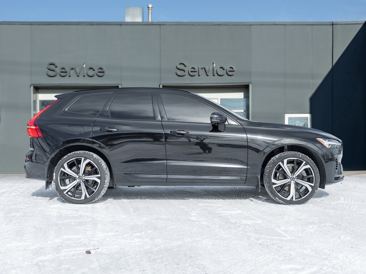 2022 Volvo XC60 Recharge T8 eAWD PHEV R-Design  EXTENDED RANGE  NEW TIRES-4