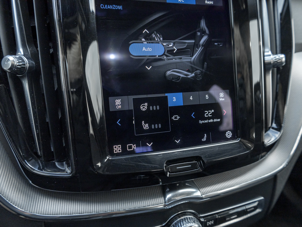 2022 Volvo XC60 Recharge T8 eAWD PHEV R-Design  EXTENDED RANGE  NEW TIRES-18