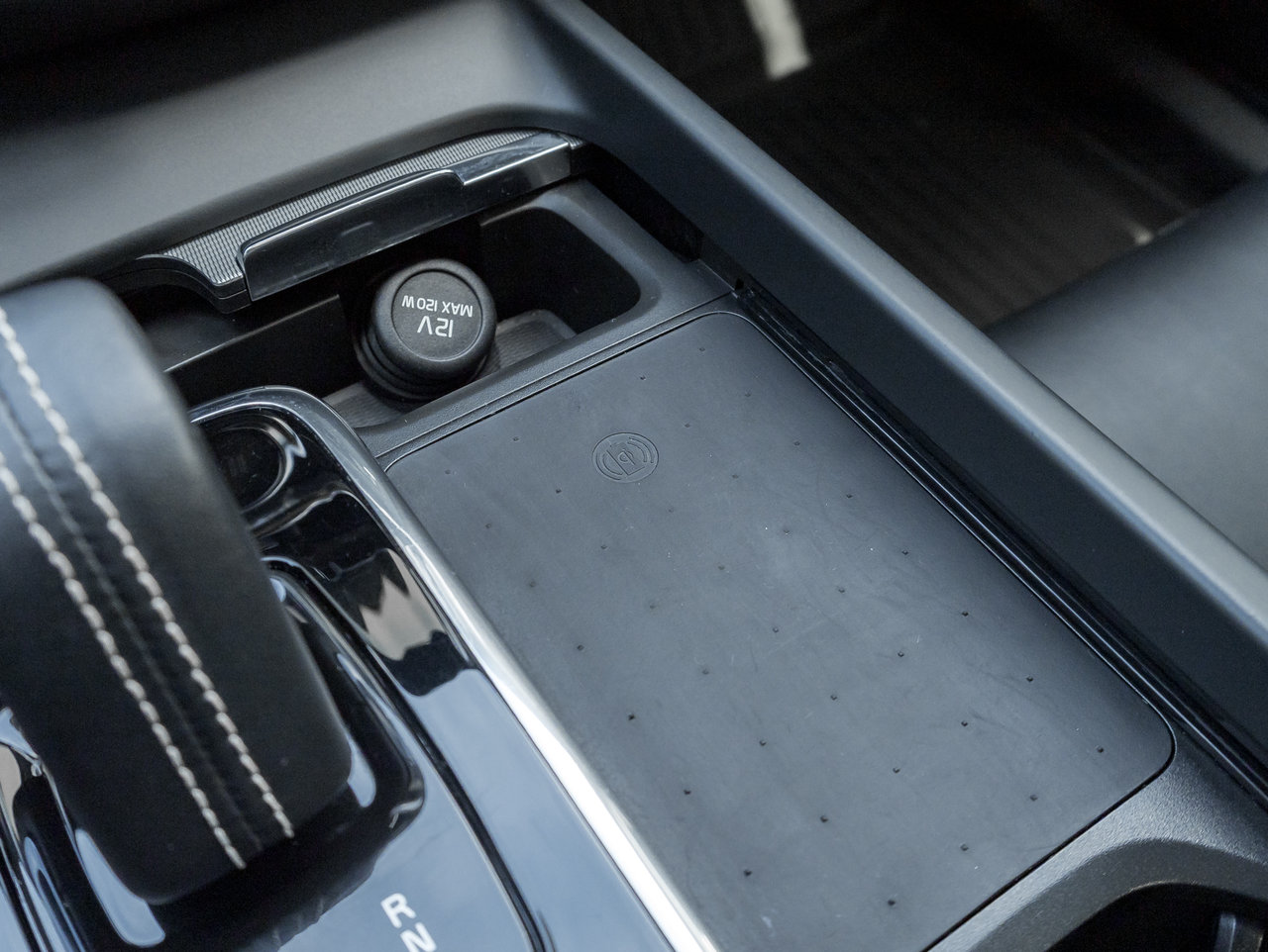 2022 Volvo XC60 Recharge T8 eAWD PHEV R-Design  EXTENDED RANGE  NEW TIRES-15