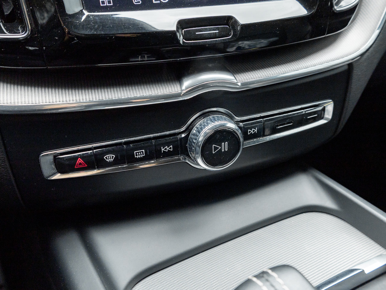 2022 Volvo XC60 Recharge T8 eAWD PHEV R-Design  NEW TIRES  VOLVO CPO-20