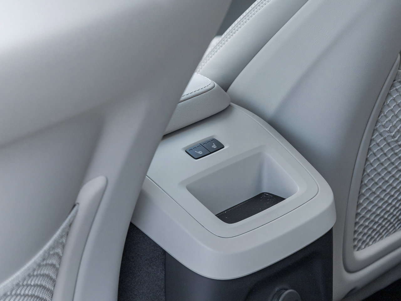 2024 Volvo XC60 Recharge T8 eAWD PHEV ULTIMATE  OFF LEASE  ONE OWNER  CPO-25