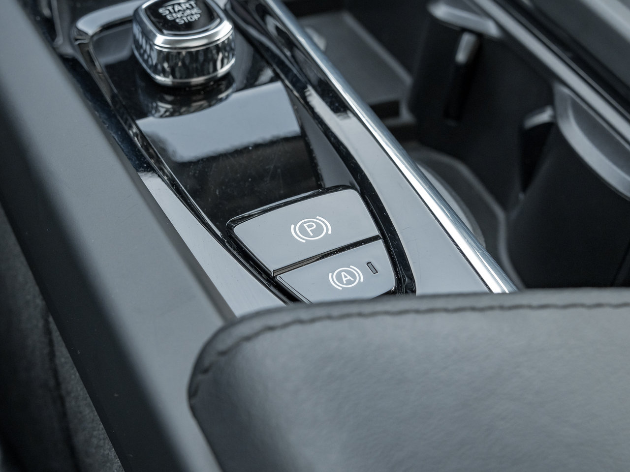 Volvo XC60 Recharge T8 AWD Plus Dark Theme  LOW KM  CPO RATE FR 3.49%* 2025-22