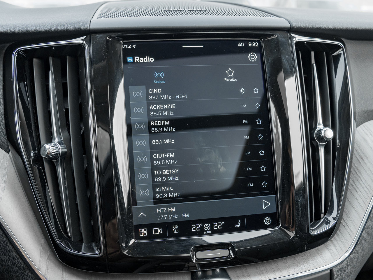 Volvo XC60 Recharge T8 AWD Plus Dark Theme  LOW KM  CPO RATE FR 3.49%* 2025-26