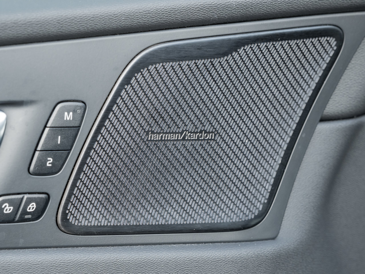 Volvo XC60 Recharge T8 AWD Plus Dark Theme  LOW KM  CPO RATE FR 3.49%* 2025-16