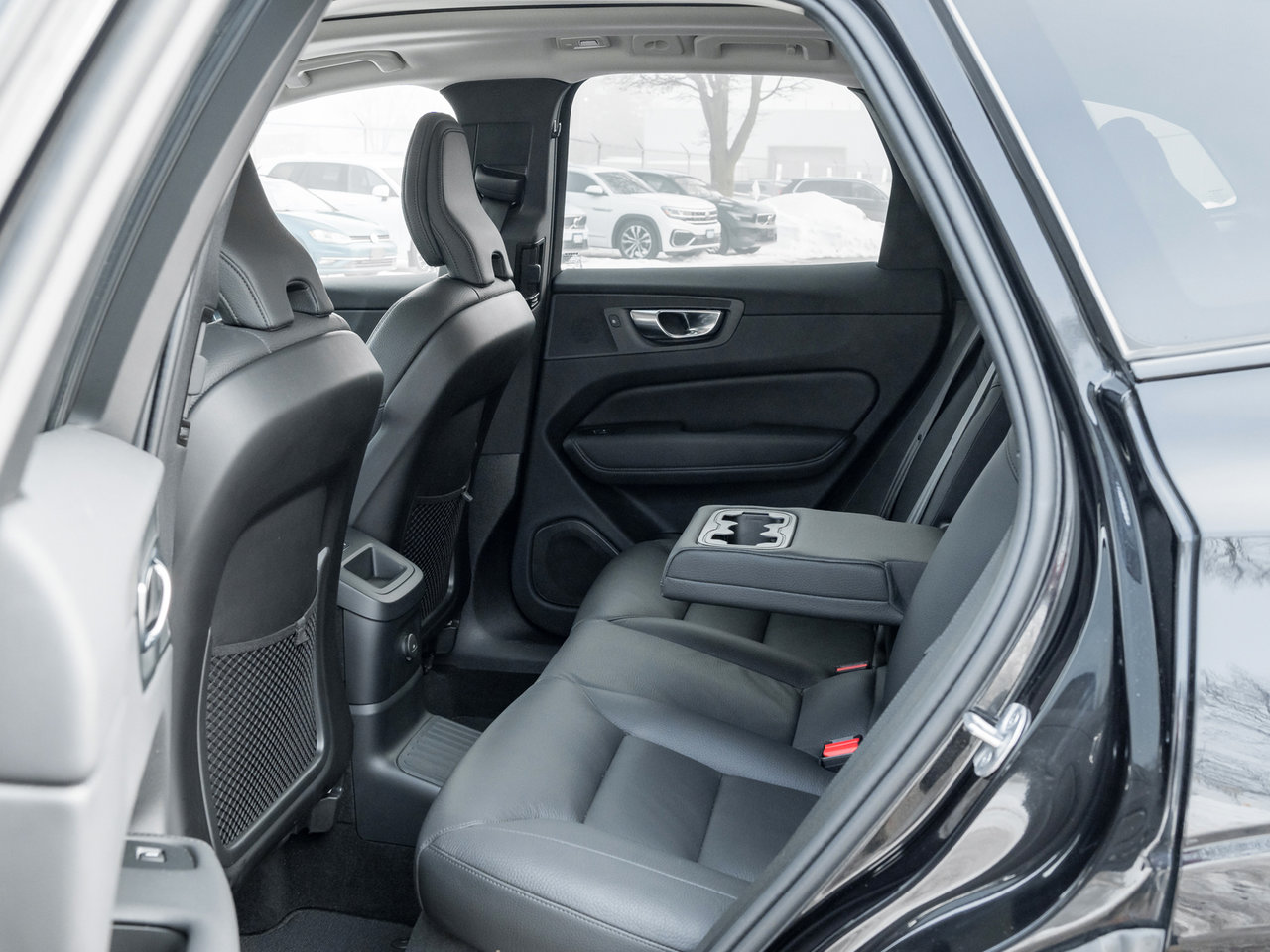 Volvo XC60 Recharge T8 AWD Plus Dark Theme  LOW KM  CPO RATE FR 3.49%* 2025-30