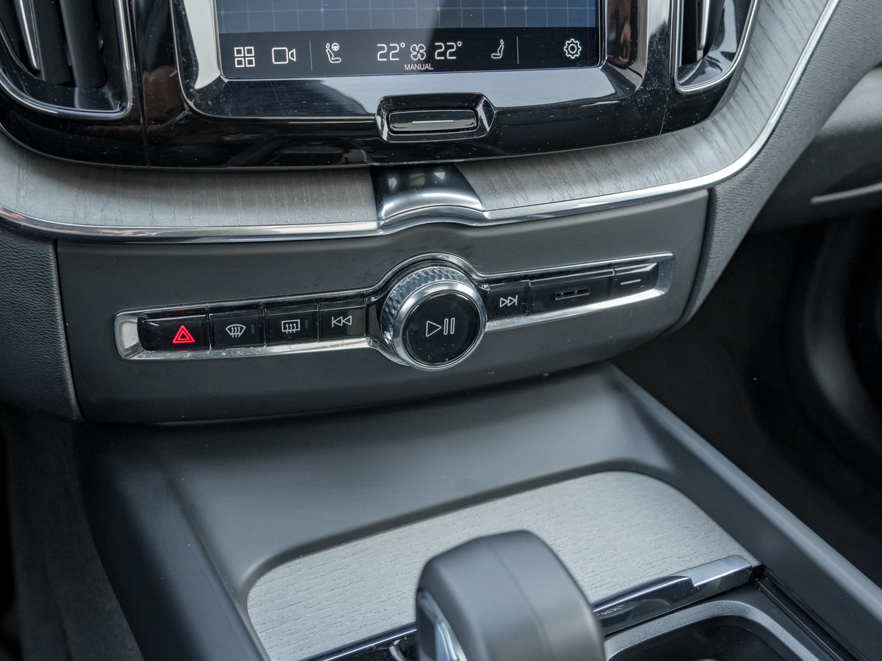 Volvo XC60 Recharge T8 AWD Plus Dark Theme  LOW KM  CPO RATE FR 3.49%* 2025-23