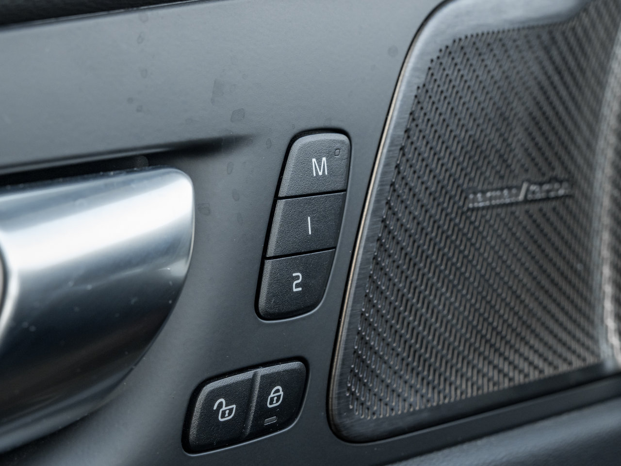 Volvo XC60 Recharge T8 AWD Plus Dark Theme  LOW KM  CPO RATE FR 3.49%* 2025-18