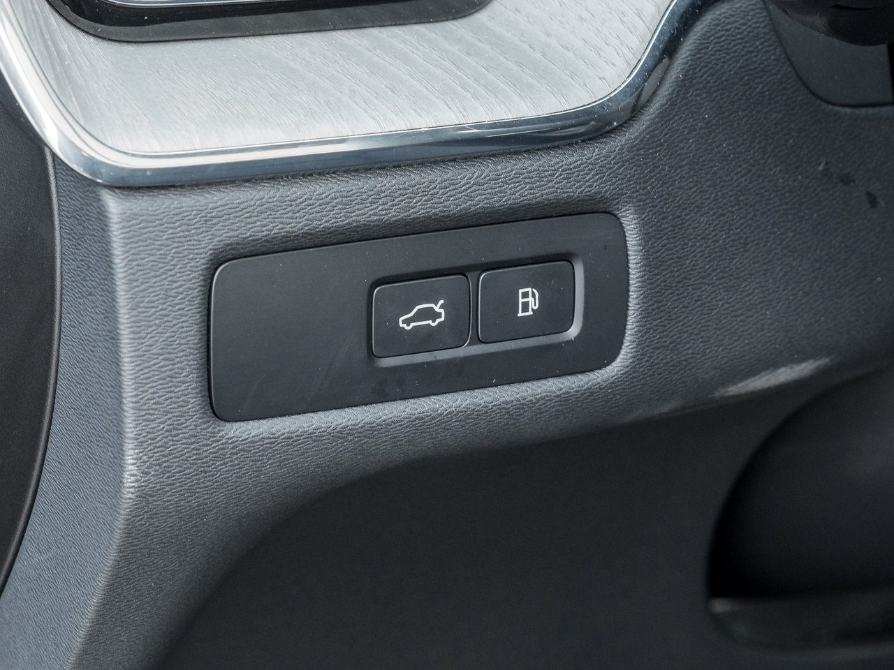 Volvo XC60 Recharge T8 AWD Plus Dark Theme  LOW KM  CPO RATE FR 3.49%* 2025-19