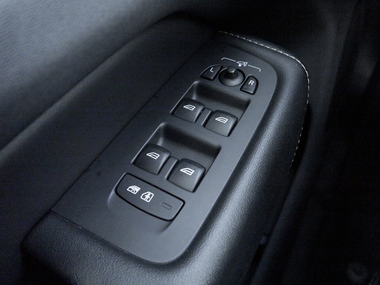 Volvo XC60 B6 AWD INSCRIPTION-BOWERS & WILKINS-CPO-OFF LEASE 2022-11