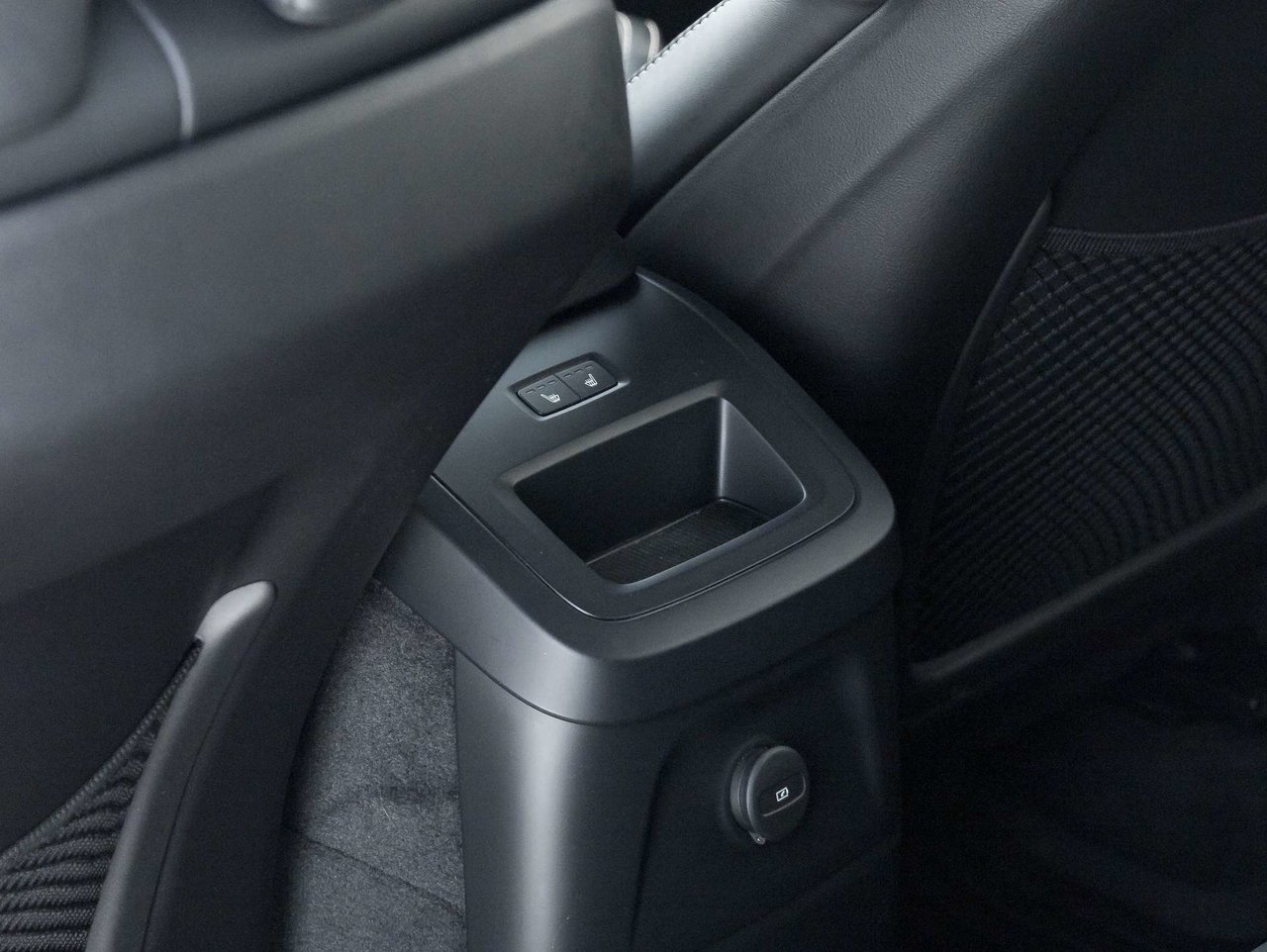 2022 Volvo XC60 R-Design-22