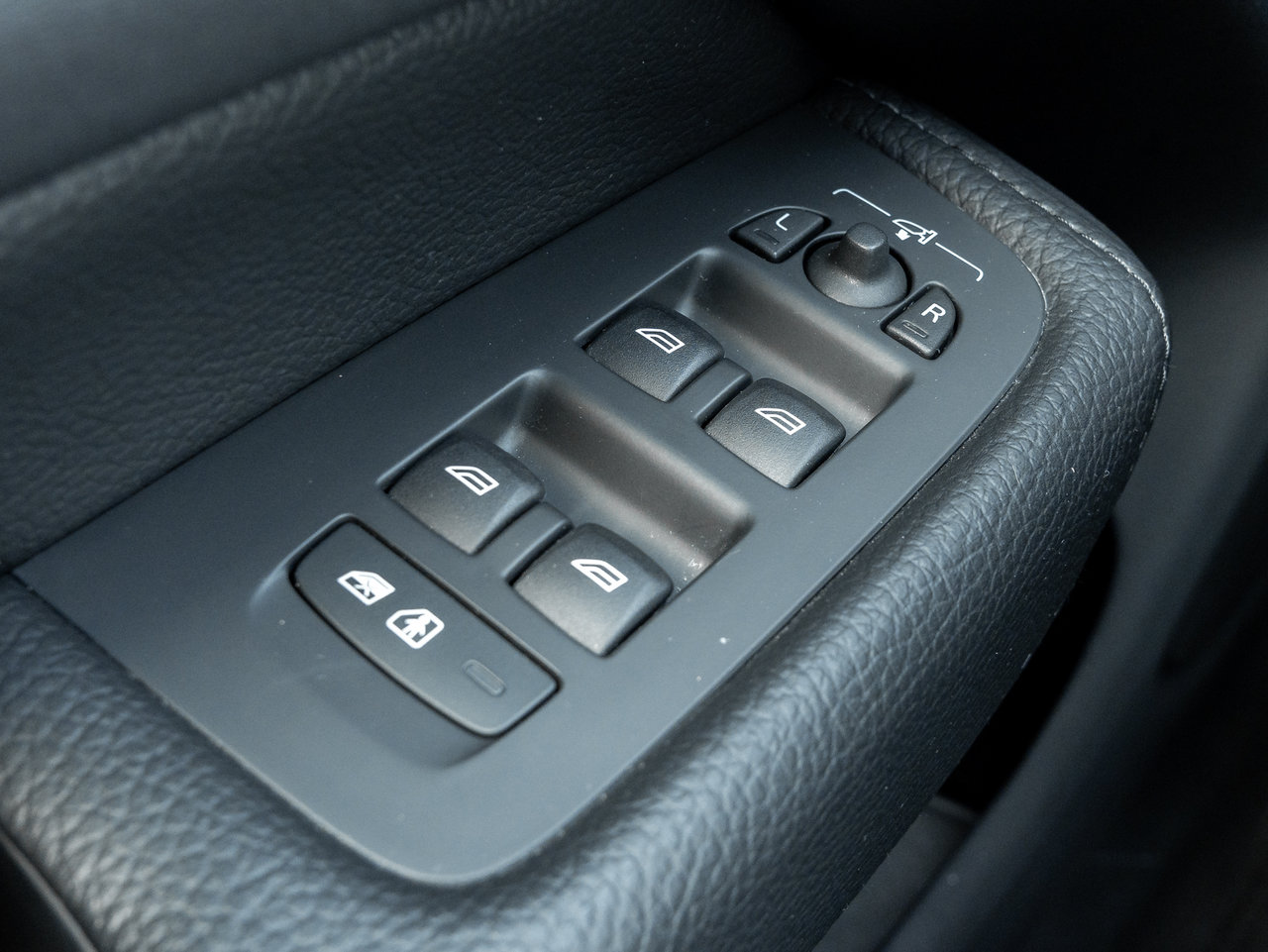 Volvo XC60 B5 AWD Momentum LOW KM  CPO FINANCE RATE fr 3.49%* 2022-12