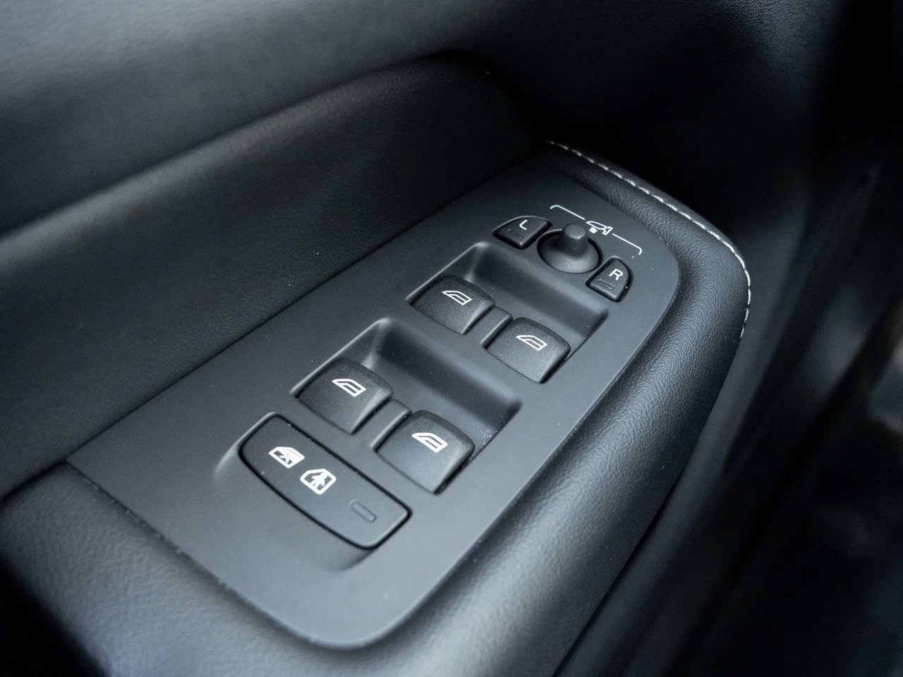 2022 Volvo XC60 INSCRIPTION  BOWERS & WILKINS  ADVANCED PACK  CPO-13