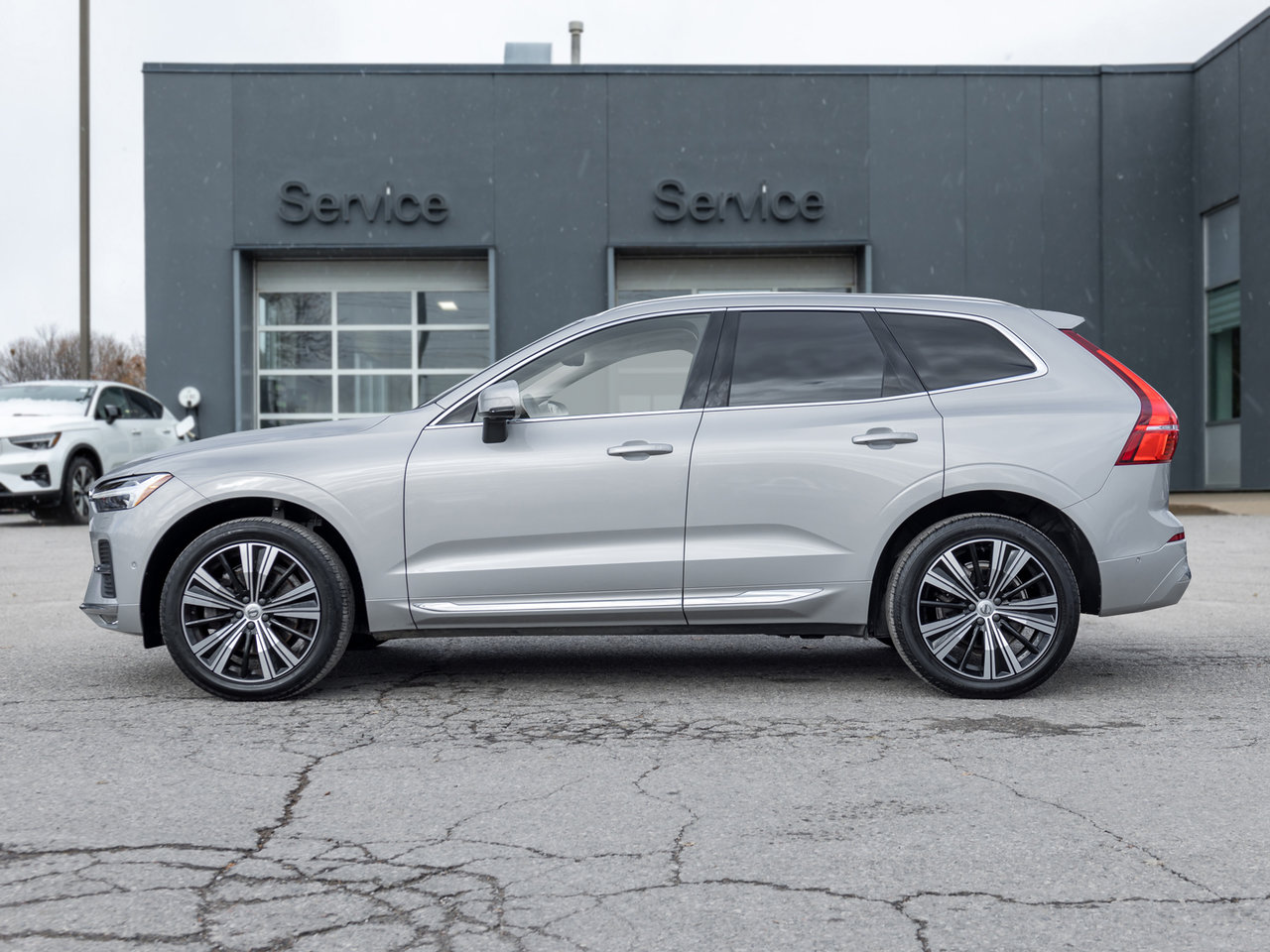 2023 Volvo XC60 B6 AWD Plus Bright Theme  OFF LEASE  ONE OWNER-2