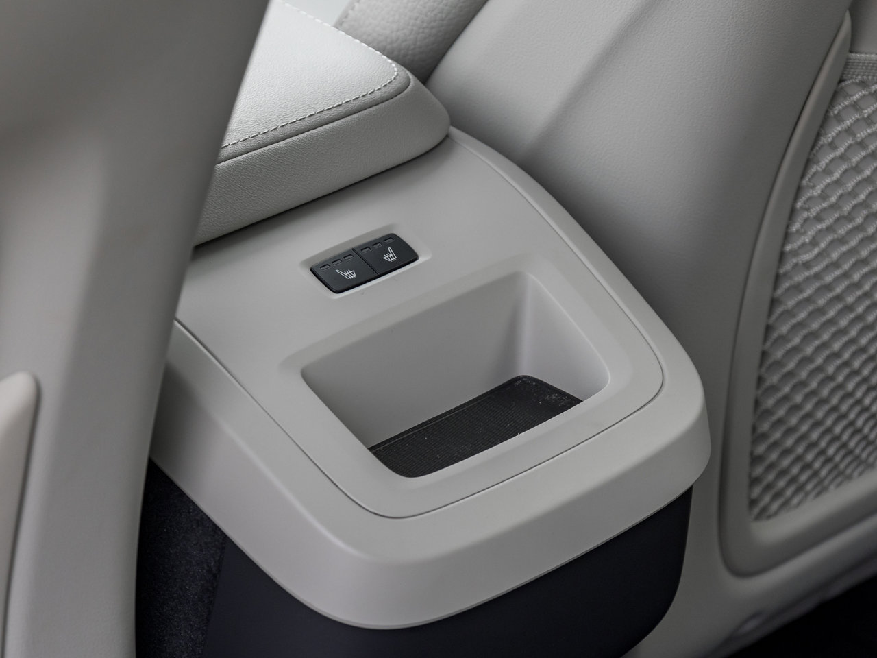 2023 Volvo XC60 B6 AWD Plus Bright Theme  OFF LEASE  ONE OWNER-22