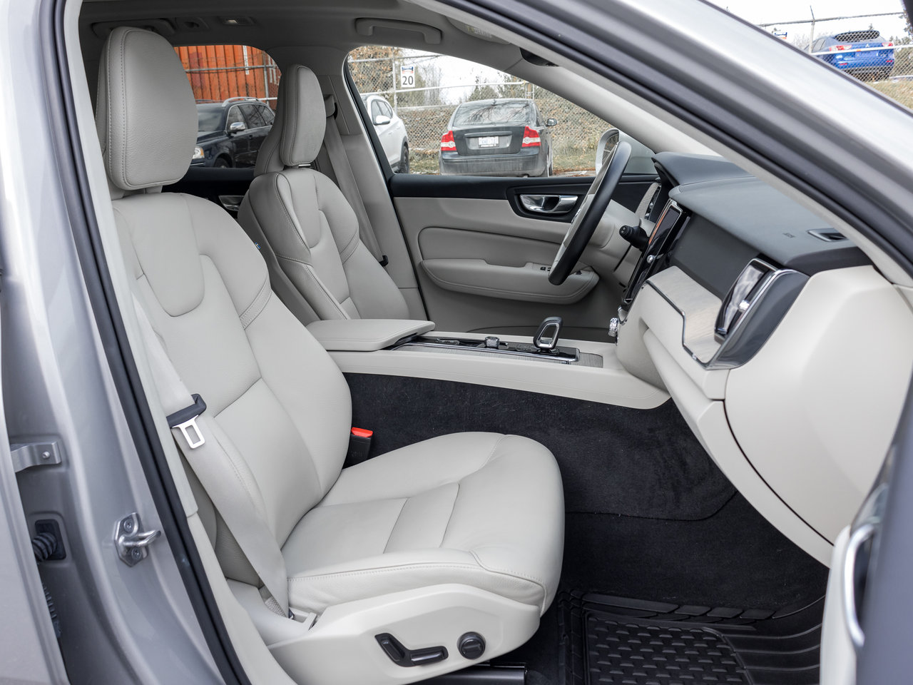 2023 Volvo XC60 B6 AWD Plus Bright Theme  OFF LEASE  ONE OWNER-20