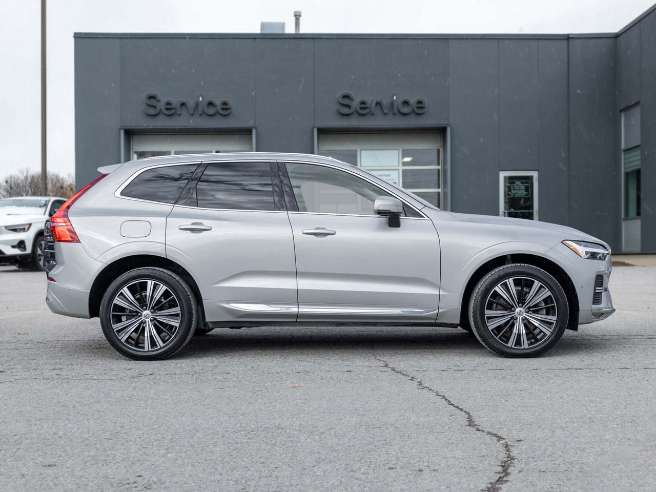 2023 Volvo XC60 B6 AWD Plus Bright Theme  OFF LEASE  ONE OWNER-4