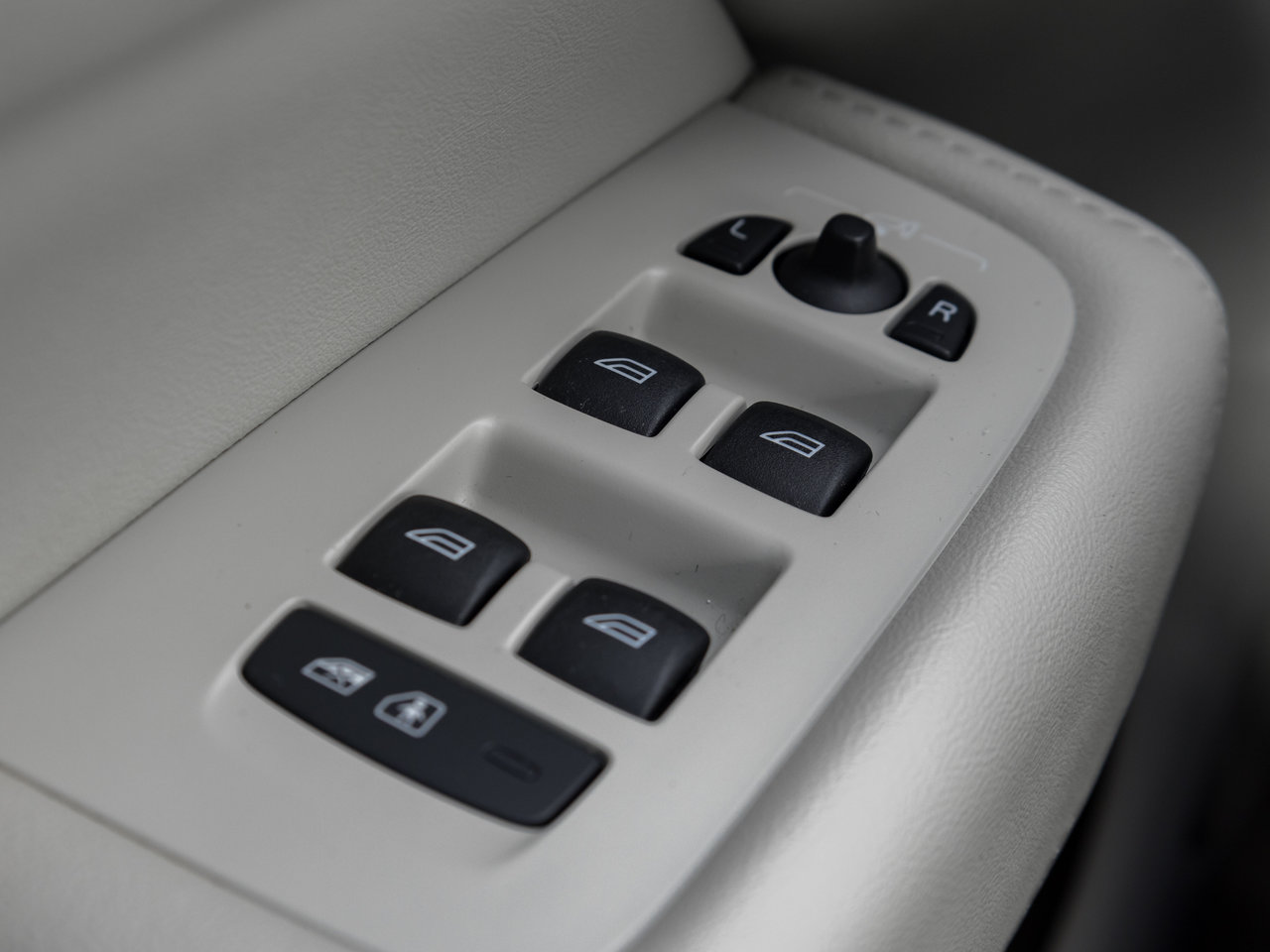 2023 Volvo XC60 B6 AWD Plus Bright Theme  OFF LEASE  ONE OWNER-13