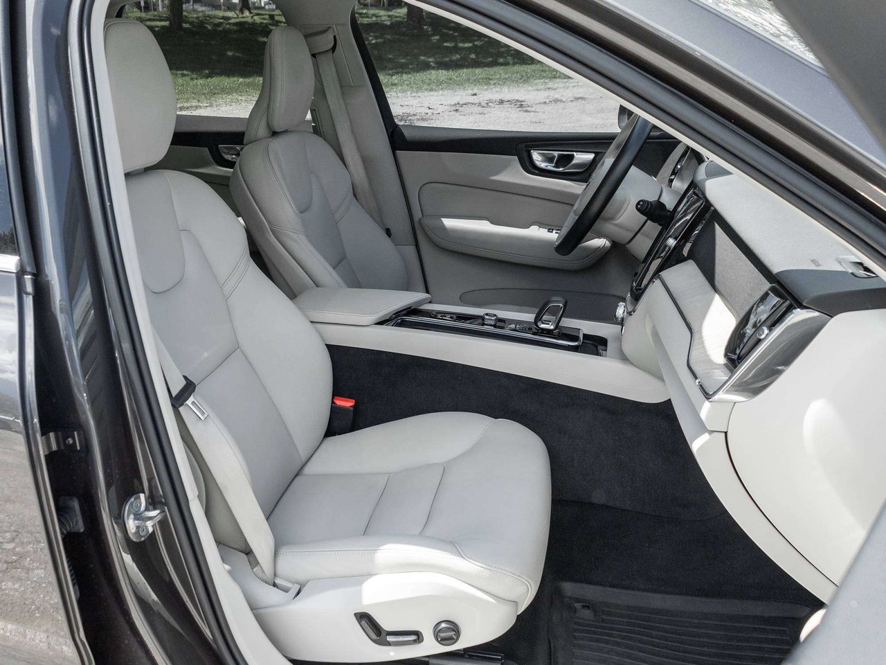 2023 Volvo XC60 Plus Bright Theme-16