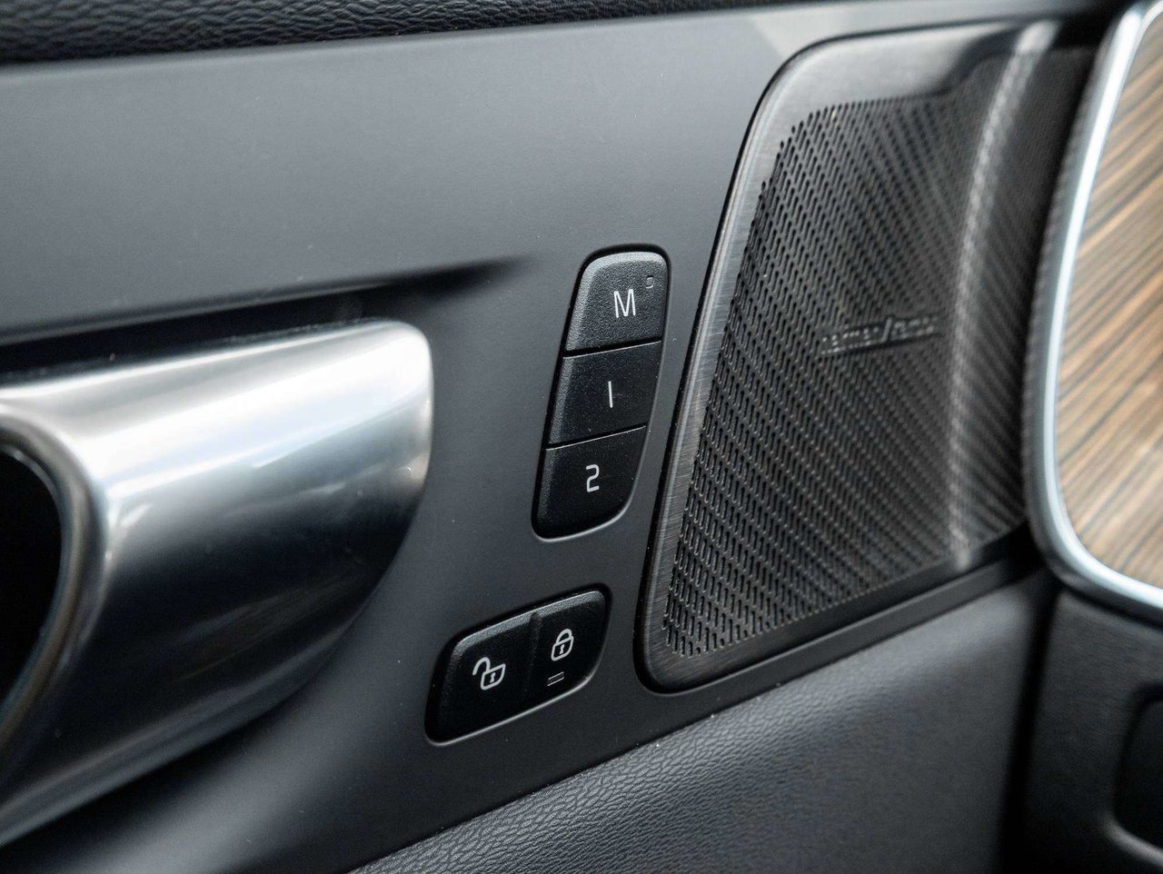 2023 Volvo XC60 Ultimate Bright Theme-15