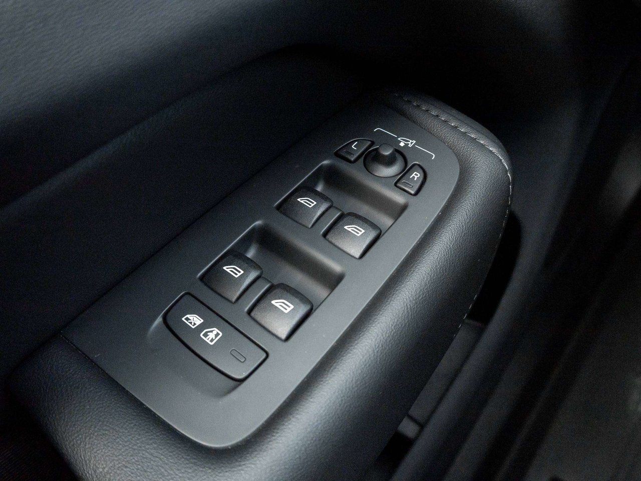 Volvo XC60 PLUS DARK THEME^Harman Kardon^New Brakes 2023-14