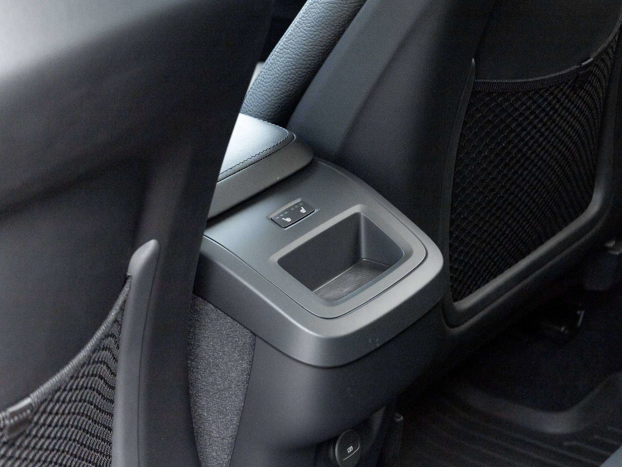 Volvo XC60 PLUS DARK THEME^Harman Kardon^New Brakes 2023-24