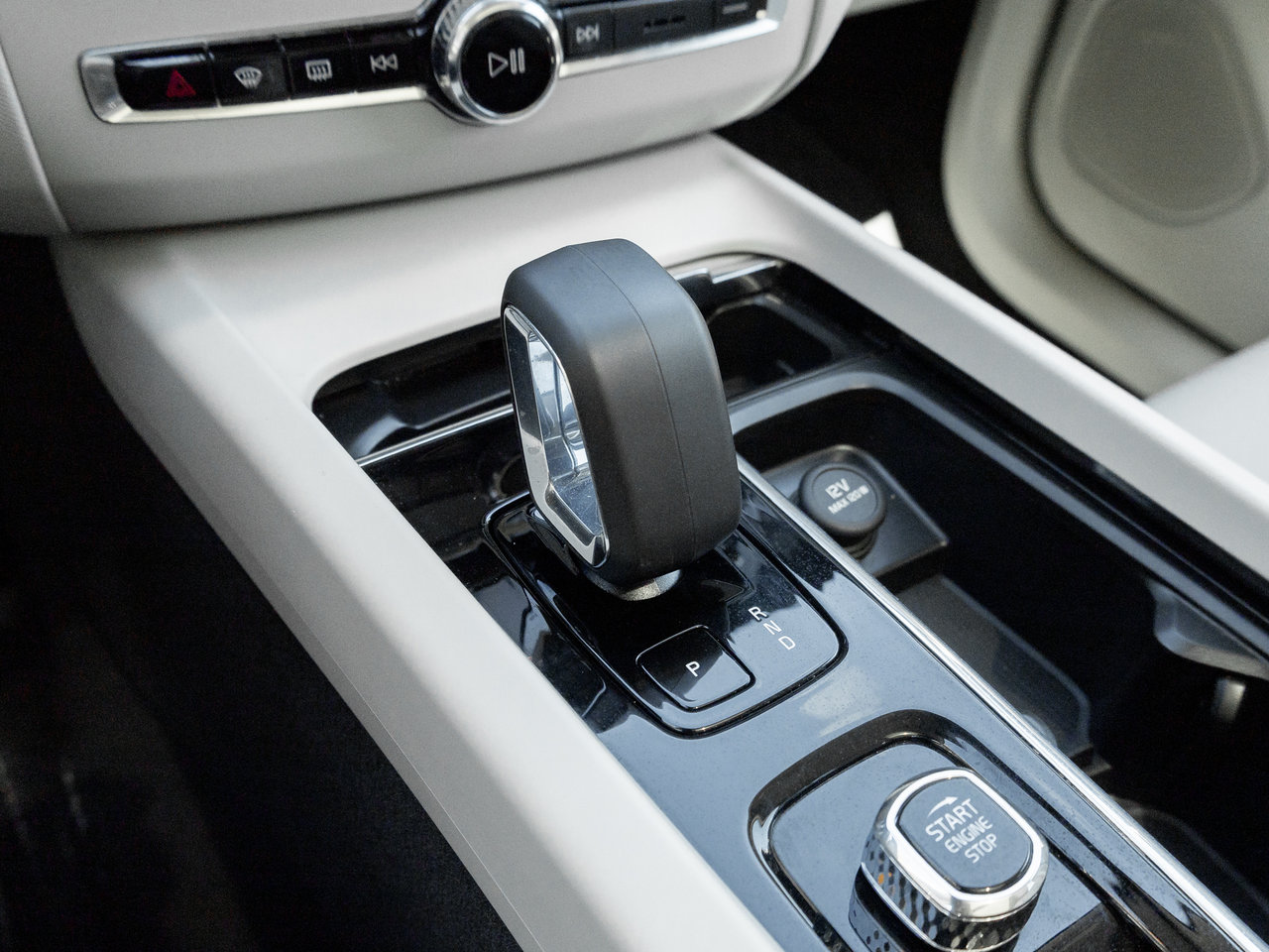 2024 Volvo XC60 B5 AWD PLUS  NON DAILY RENTAL  OFF LEASE  CPO-16