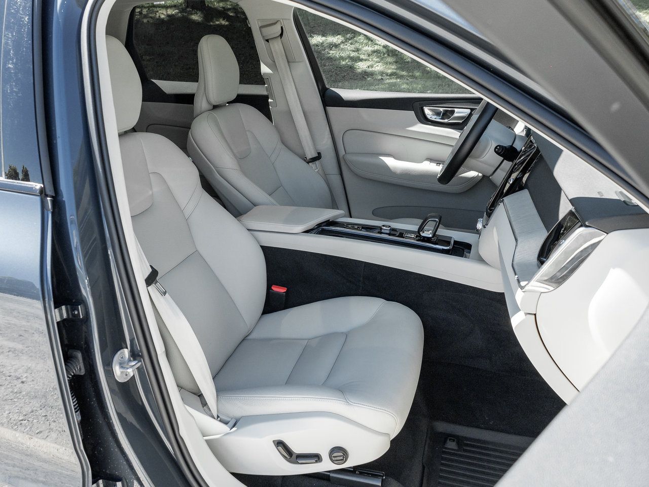 2024 Volvo XC60 B5 AWD PLUS  NON DAILY RENTAL  OFF LEASE  CPO-21