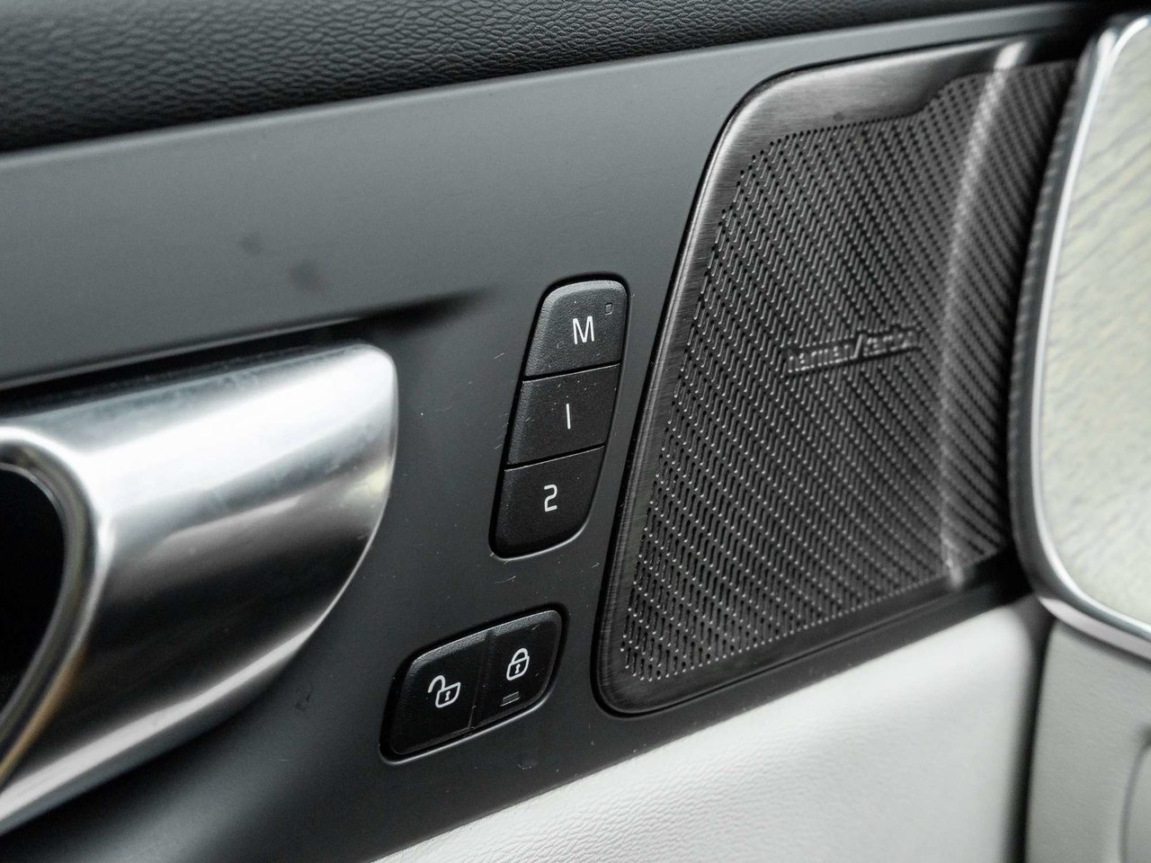 2024 Volvo XC60 Plus Dark Theme-15
