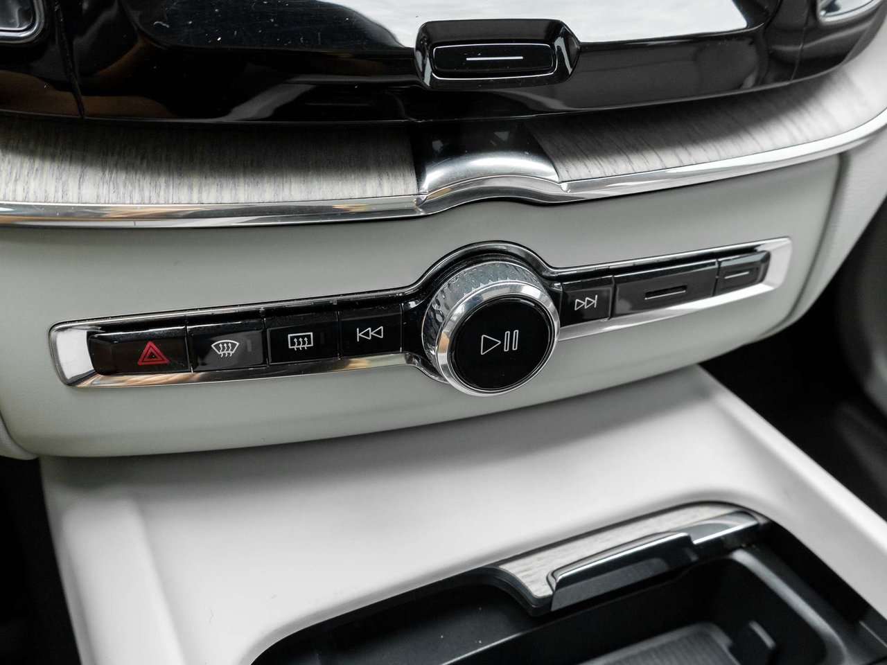 2024 Volvo XC60 Plus Dark Theme-19