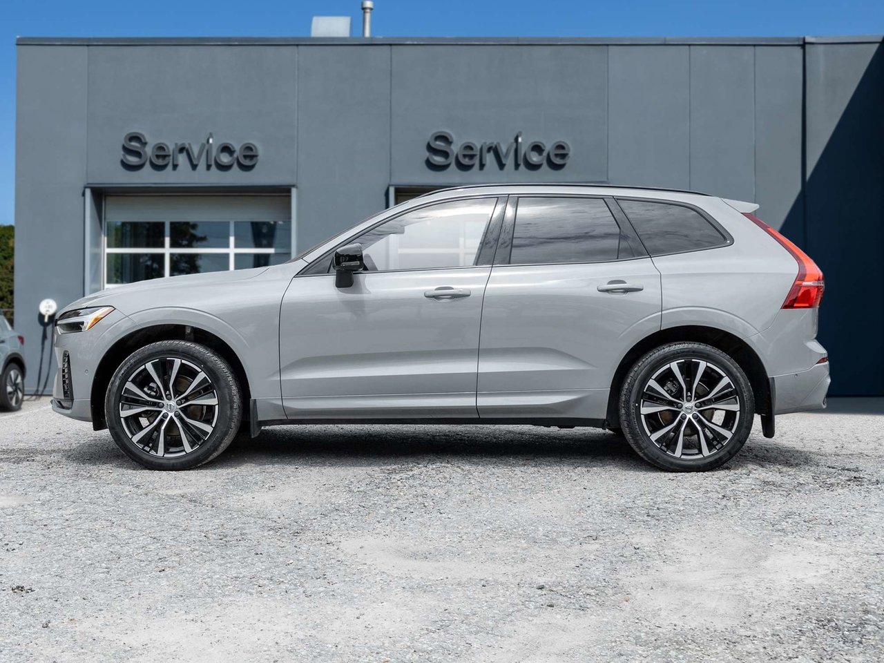2024 Volvo XC60 Plus Dark Theme-2