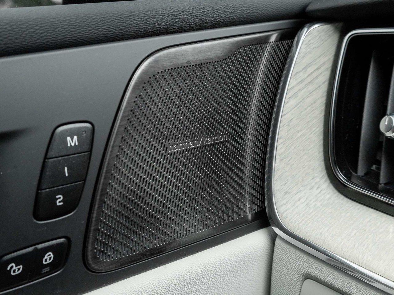 2024 Volvo XC60 Plus Dark Theme-16