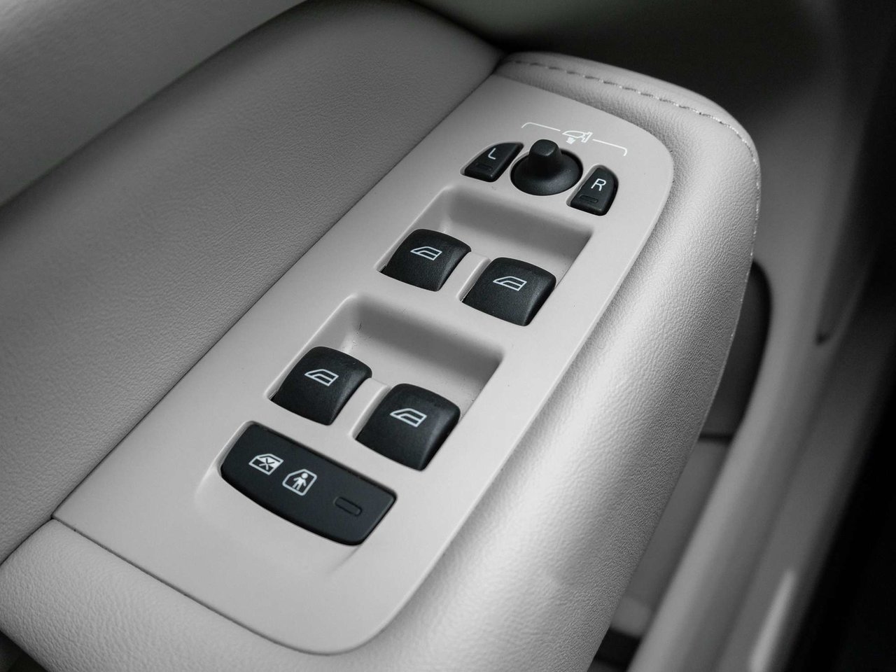 2024 Volvo XC60 Plus Dark Theme-14