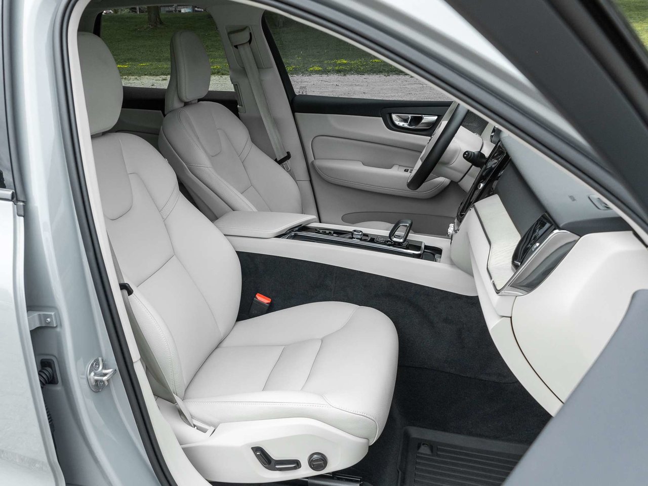 2024 Volvo XC60 Plus Dark Theme-23