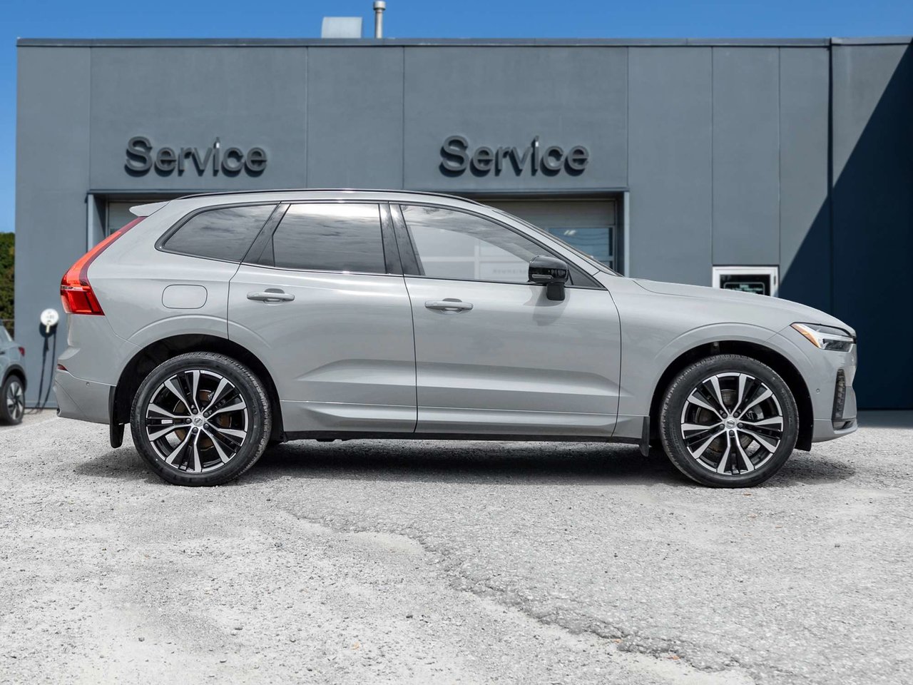 2024 Volvo XC60 Plus Dark Theme-4