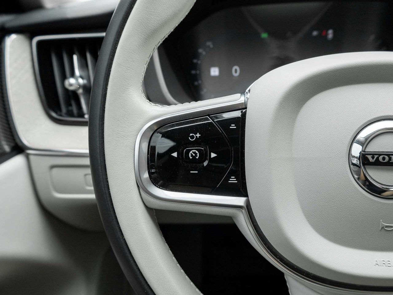 2024 Volvo XC60 Plus Dark Theme-10