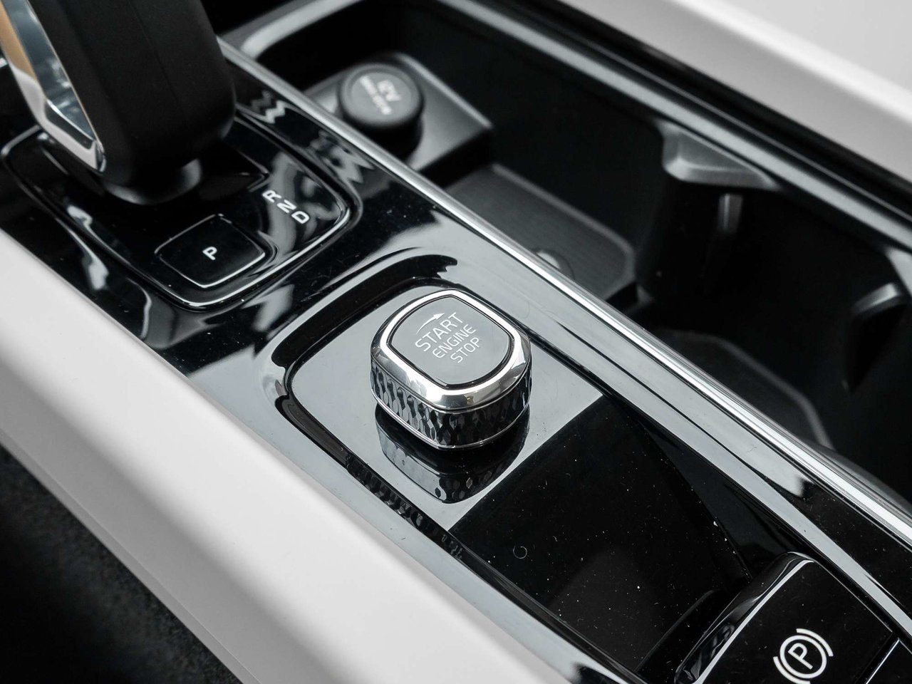 2024 Volvo XC60 Plus Dark Theme-18