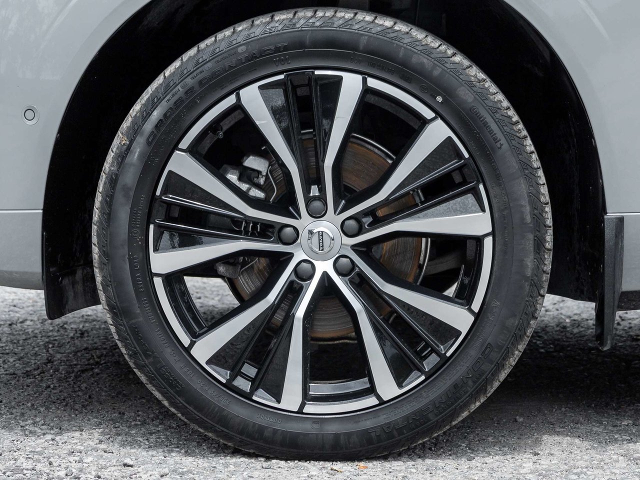 2024 Volvo XC60 Plus Dark Theme-3