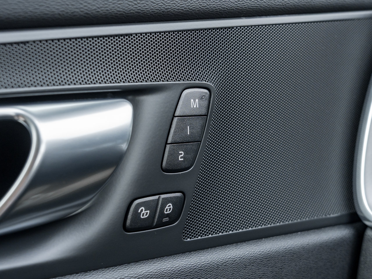 2025 Volvo XC60 B5 AWD Core Dark Theme  VOLVO CPO RATE FROM 3.49%*-13