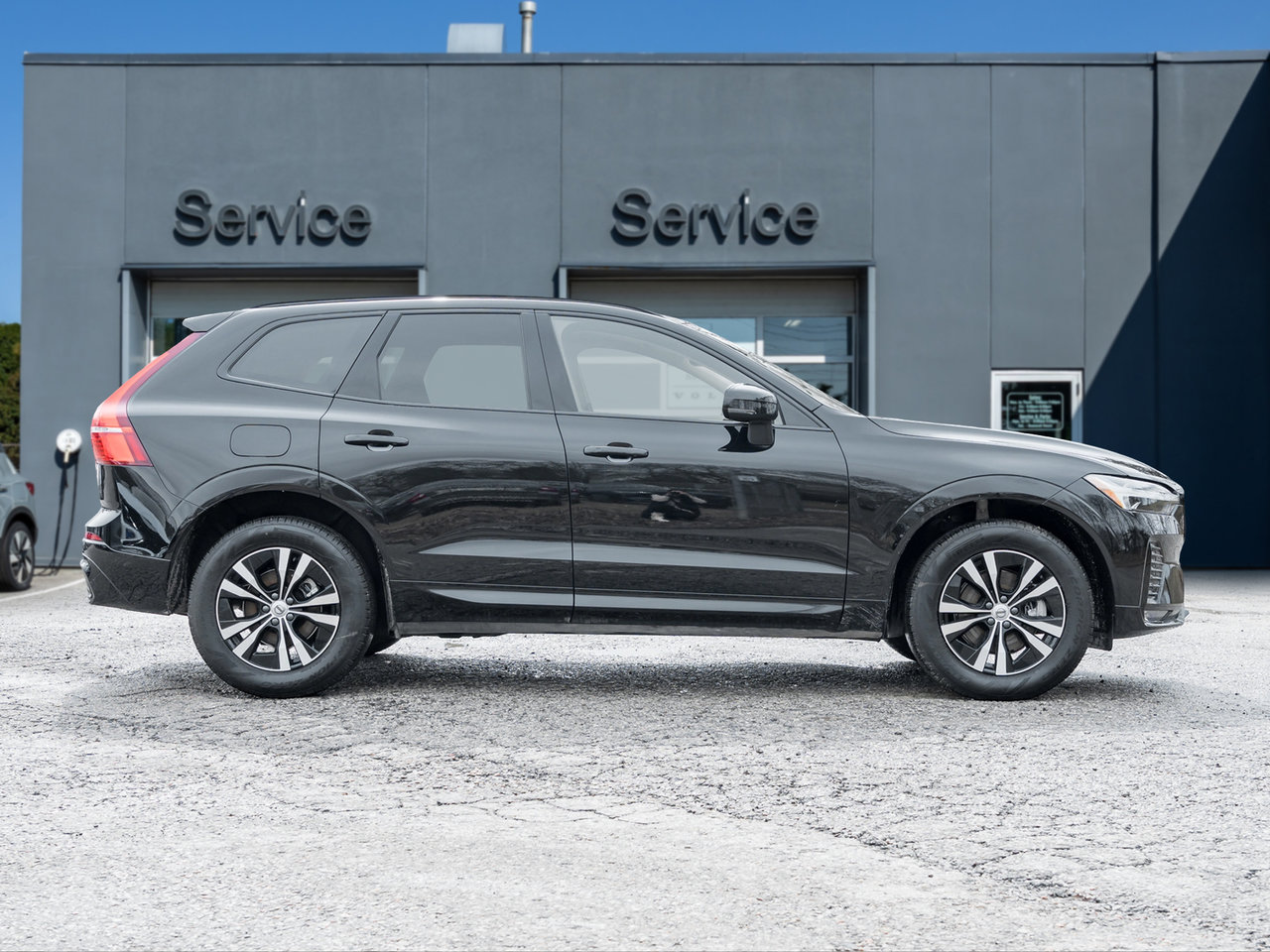 2025 Volvo XC60 B5 AWD Core Dark Theme  VOLVO CPO RATE FROM 3.49%*-4