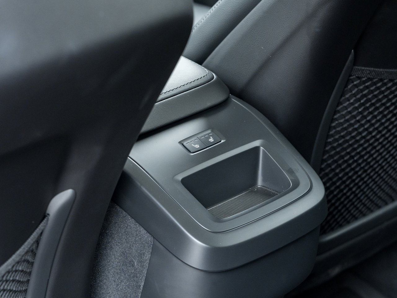 2025 Volvo XC60 B5 AWD Core Dark Theme  VOLVO CPO RATE FROM 3.49%*-21