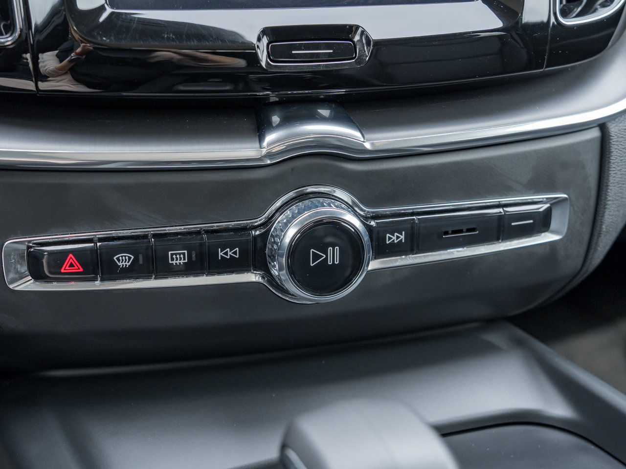 2025 Volvo XC60 B5 AWD Core Dark Theme  VOLVO CPO RATE FROM 3.49%*-15