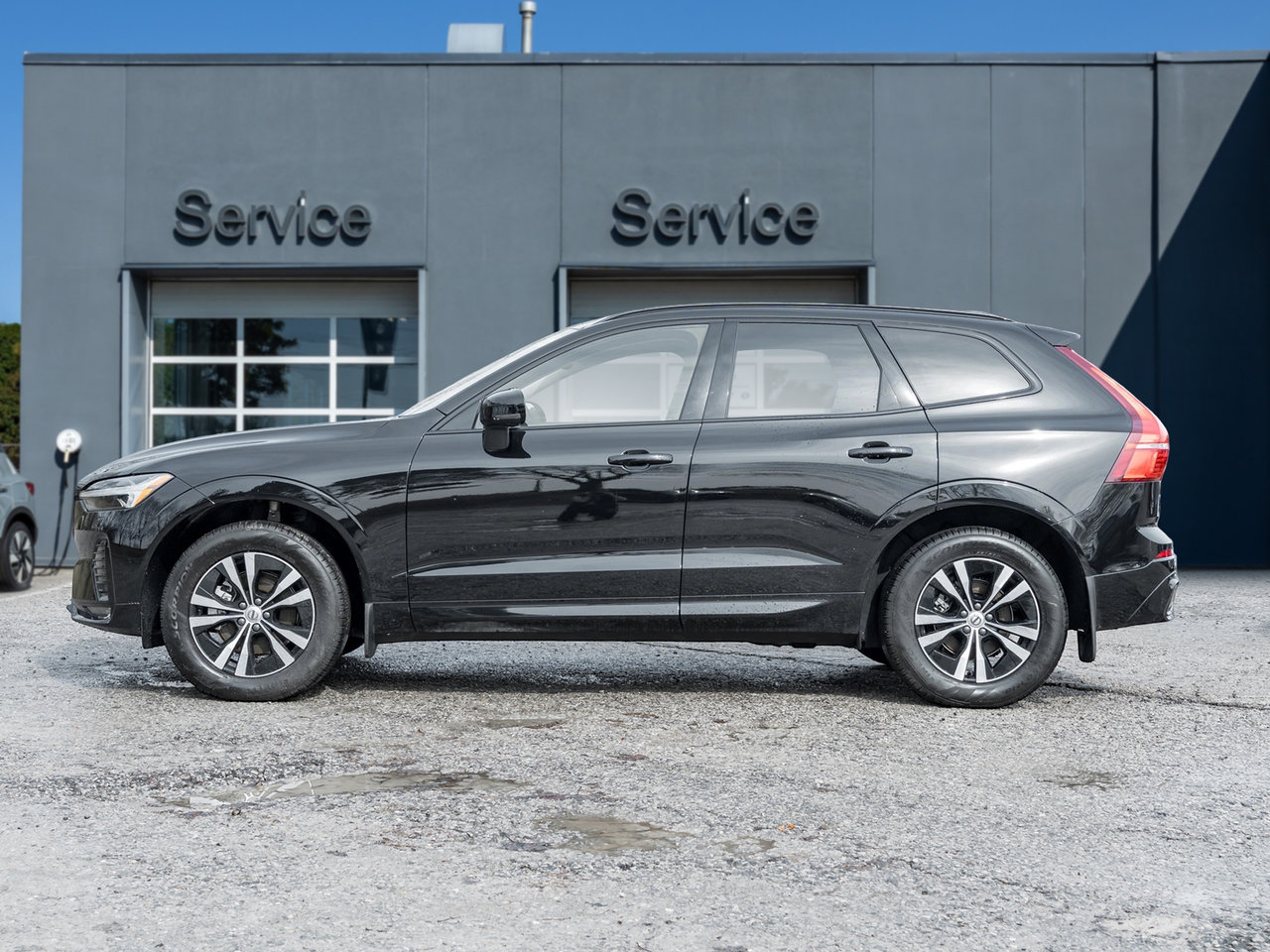 2025 Volvo XC60 B5 AWD Core Dark Theme  VOLVO CPO RATE FROM 3.49%*-2