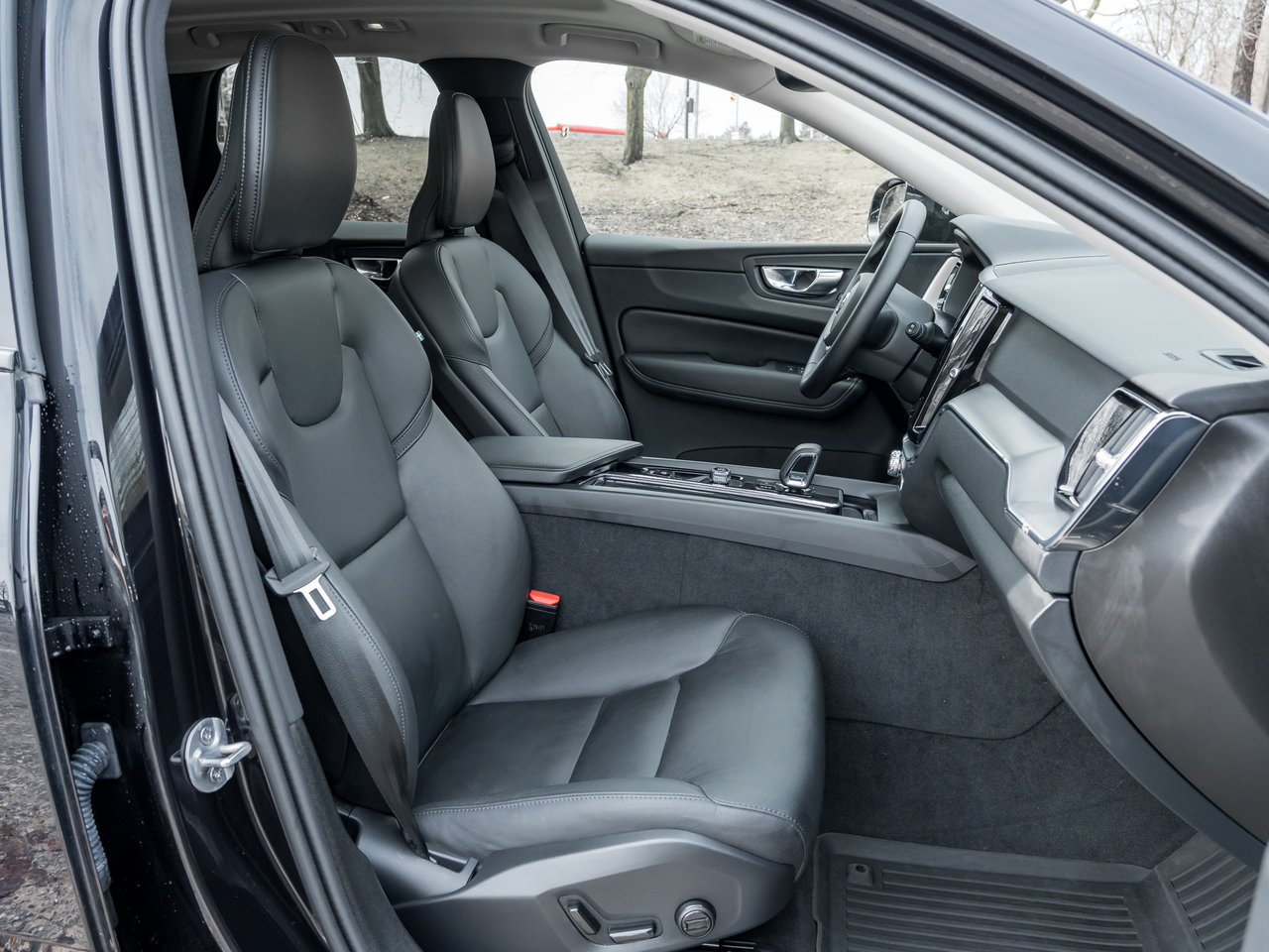2025 Volvo XC60 B5 AWD Core Dark Theme  VOLVO CPO RATE FROM 3.49%*-19
