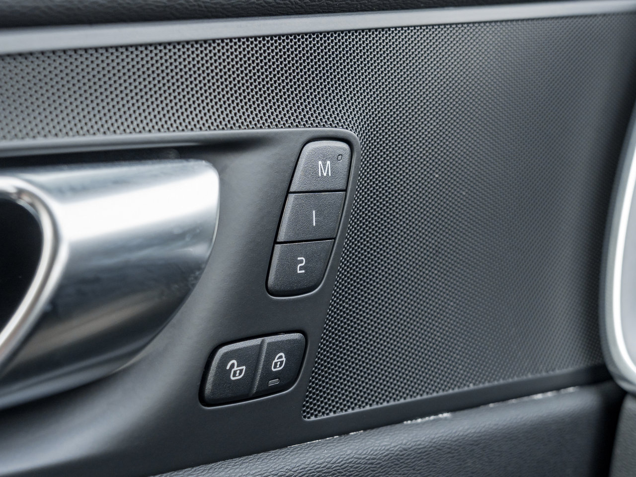 2025 Volvo XC60 B5 AWD Core Dark Theme  VOLVO CPO RATE FROM 3.49%*-13