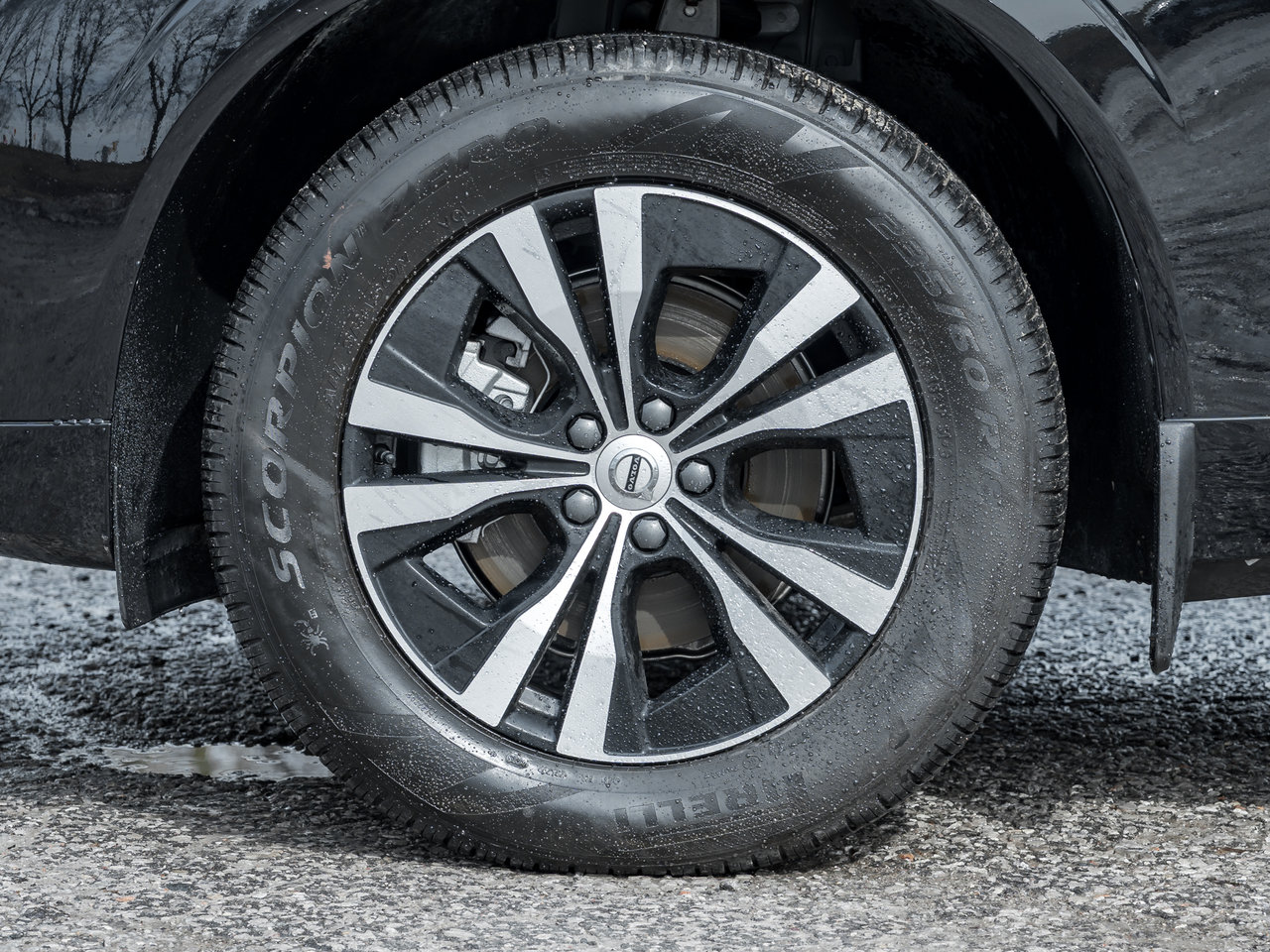2025 Volvo XC60 B5 AWD Core Dark Theme  VOLVO CPO RATE FROM 3.49%*-3